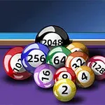 Bilardo masasının üzerinde farklı renklerde ve numaralandırılmış toplar