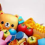 Renkli ve sevimli peluş oyuncaklar ile meyve, sebze, pizza ve patates kızartması figürlerinin bir arada olduğu bir kompozisyon