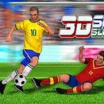 Yeşil sahada futbol oynayan iki oyuncu, biri sarı forma ve mavi şortla top sürerken, diğeri kırmızı forma ve şortla kayarak müdahale yapıyor