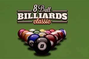 Yeşil bir bilardo masasında üçgen içinde dizilmiş bilardo topları