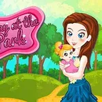 Kahverengi saçlı bir kadın, parkta bir bebekle kucaklaşırken pembe bir tabelada yazılar bulunuyor, arka planda ağaçlar ve yeşil bir alan var