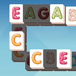 Beyaz taşlar üzerinde renkli harflerin yer aldığı, mavi arka planlı bir bulmaca düzeni