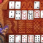 Masada dizilmiş iskambil kartları ve bir deste kart