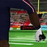 Amerikan futbolu oyuncusu, sahada topa vurup kaleye doğru göndermekte