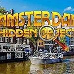 Amsterdam kanalları üzerinde botlar ve arka planda tarihi binalarla birlikte Amsterdam Hidden Objects yazısı