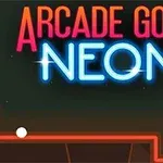 Üst kısmında Arcade Golf Neon yazılı neon ışıklı renkli bir tabela ve alt kısmında kırmızı renkli kenarlara sahip bir platform üzerinde beyaz bir top