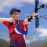Kasketli bir adam, kırmızı-mavi spor kıyafetiyle açık havada ok ve yayla nişan alırken