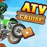 Yeşil ve beyaz bir ATV üzerinde motosiklet kıyafetleri giymiş bir sürücü havada zıplıyor