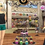Gözlük ve şort giymiş beyaz saçlı bir kız ile tişört ve kot pantolon giymiş kız, bir mağazada cupcake tezgahının önünde duruyor