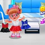 Küçük bir kız çocuğu pembe gözlük ve kırmızı etek giyerken, ellerinde iki elbise tutuyor; arka planda mavi bir koltuk ve beyaz sandalyeler var