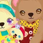 Sevimli ve renkli aksesuarlarla süslenmiş, sarı ve kahverengi peluş ayıcık ailesi kucaklaşıyor