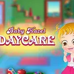 Bebek Hazel ve bir bebek, arka planda oyuncaklarla dolu bir gündüz bakım merkezi önünde yer almaktadır