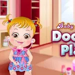Çocuk odasında doktorsetli bir bebek kızın mutlu ifadesiyle poz verdiği bir sahne