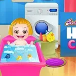 Bebek oyuncaklar ve suyla dolu pembe küvette banyo yaparken mutlu bir şekilde gülümsüyor, arka planda çamaşır makinesi ve oyuncak ördekler görülüyor