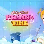 Banyo duvarları önünde bulaşık yıkayan sarı saçlı sevimli bir çocuk, yanında sabun köpükleri ve temizleme malzemeleri