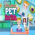 Sevimli bir çocuk veteriner, pembe bir kedi yatağında oturan beyaz bir kediyi muayene ediyor