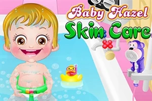 Küvette oturan, gülen bir bebek, yanında oyuncak bir ördek ve banyo aksesuarları