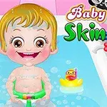Küvette oturan, gülen bir bebek, yanında oyuncak bir ördek ve banyo aksesuarları