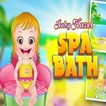 Bebek sarı saçlı bir kız, bir sandalyede otururken, sahilde ve banyoda çeşitli sahnelerle çevrelenmiştir
