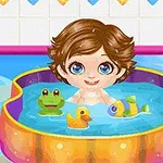 Küvette oyuncaklarla oynayan sevimli bir bebek