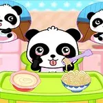 Yeşil bir masada oturan tatlı bir panda, önünde makarna ve soslu bir tabakta yemek yerken gösteriliyor, üstte ise yemek yediği ve dişlerini fırçaladığı iki baloncuğun bulunduğu bir mutfak ortamı