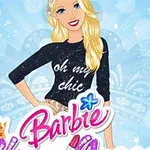Sarışın bir karakter siyah oh my chic yazılı tişörtle gülümsüyor, arka planda mavi yıldızlı bir desen ve pembe yazılar bulunuyor
