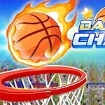 Alevli bir basketbol topu, potaya doğru ilerlerken arka planda bulanık bir kalabalık ve Basket Champ yazısı