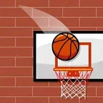 Kırmızı tuğla duvar önünde bir basketbol potasına doğru giden basketbol topu