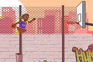 Bir basketbol sahasında, pota üzerine çıkan genç bir oyuncu basket atışı yapıyor