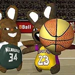 Basketbol sahasında üzerlerinde Milwaukee ve Lakers formaları olan iki tavşan, büyük basketbol topları tutuyor