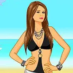 Kahverengi uzun saçlı bir kadın, kumsalda siyah bir bikini ve kolyelerle poz veriyor