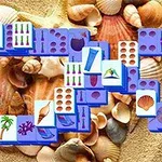 Kum ve deniz kabukları üzerinde dizilmiş çeşitli deniz temalı taşlar