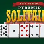 Kırmızı ve siyah kartlarla oluşturulmuş kağıt dizilimi önünde BEST CLASSIC PYRAMID SOLITAIRE yazısı