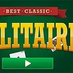 Yeşil bir arka plan üzerinde Best Classic Solitaire yazısı ve oynat düğmesi, etrafa dağılmış oyun kartlarıyla birlikte