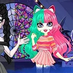 İki anime karakteri, biri siyah elbiseli ve uzun siyah saçlı, diğeri renkli saçları ve pembe kulakları olan bir kıyafetle, arka planda ağ desenli bir pencere önünde poz veriyor