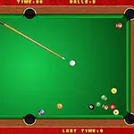 Yeşil bir bilardo masasında istekayla beyaz topa vurulmak üzere ve çeşitli renklerde bilardo topları masanın sağ tarafında toplanmış durumda