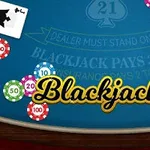 Çeşitli renkte poker fişleri ve iskambil kartlarının yer aldığı bir oyun masası