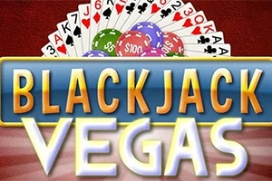 Bir deste iskambil kartı, renkli kumarhane fişleri ve üzerinde Blackjack Vegas yazısı