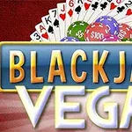 Bir deste iskambil kartı, renkli kumarhane fişleri ve üzerinde Blackjack Vegas yazısı