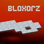 Bloxorz Kırmızı arka plan üzerinde gri taş bloklardan oluşan platformda dik duran bir blok ve bir kare delik bulunmaktadır; üst köşede Bloxorz yazısı yer alıyor