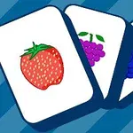 Üzerinde çilek, mor üzümler ve mavi üzümler bulunan kartlar