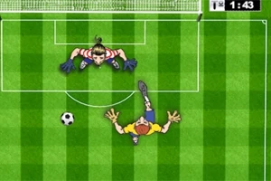 Yeşil futbol sahasında kaleye doğru koşan sarı formalı bir oyuncu ve ona karşı hazırlanan kaleci