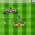 Yeşil futbol sahasında kaleye doğru koşan sarı formalı bir oyuncu ve ona karşı hazırlanan kaleci