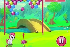 Renkli baloncuklar ve nehir üzerinde bir köprünün önünde duran küçük pembe yeleli bir pony içeren çizgi film tarzı sahne