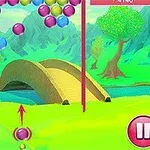 Renkli baloncuklar ve nehir üzerinde bir köprünün önünde duran küçük pembe yeleli bir pony içeren çizgi film tarzı sahne