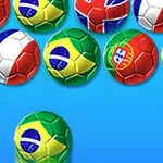 Farklı ülke bayraklarıyla kaplanmış futbol topları mavi bir arka plan üzerinde yer alıyor