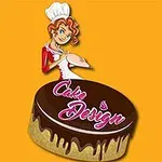 Turuncu bir arka planda şef şapkası takmış bir kadın, üzerine Cake Design yazılmış çikolatalı bir pastanın arkasında duruyor