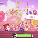 Karakter, pembe ve mor tonlarda şeker temalı bir ortamda, üzerinde 500 M yazan bir tabela ve iki kuşla karşılaşıyor