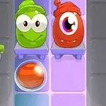 Yeşil ve kırmızı, büyük gözlere sahip iki sevimli karakter ile turuncu bir top, pembe ve mavi tonlardaki arka planda duruyor