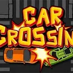 Üst üste gelmek üzere olan iki arabanın bulunduğu bir yol kesişiminde büyük ve dikkat çekici Car Crossing yazısı